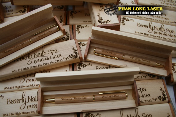 Cơ sở khắc chữ khắc tên khắc logo lên bút viết bằng máy laser giá rẻ
